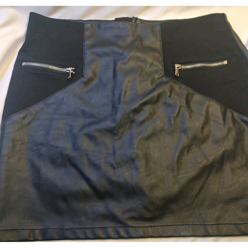 Encore Jeans Women's Beyond Leather Mini Skirt Size Large Full Front Zip 15".
